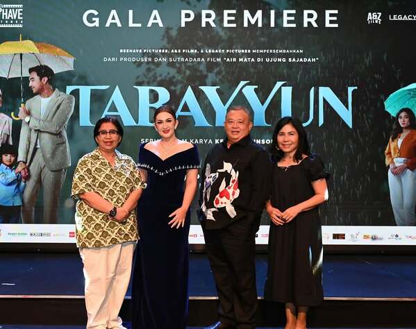 Nafa Urbach bersama kolega dari kalangan DPR RI saat gala premiere film Tabayyun.