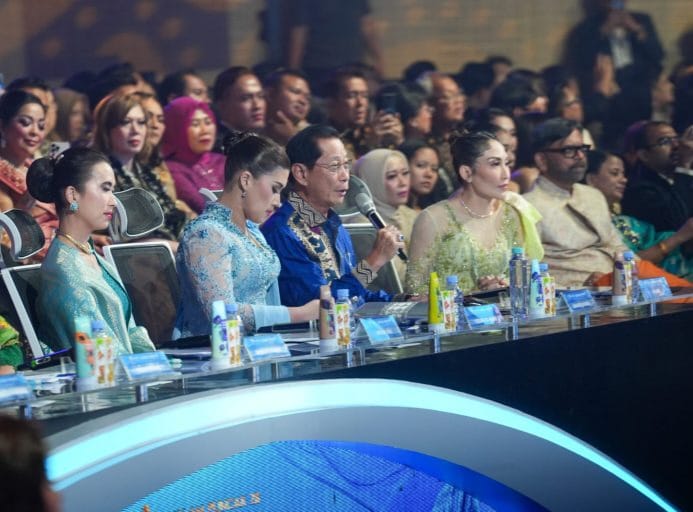 Presiden Direktur BCA Jahja Setiaatmadja menjadi panelis juri di Grand Final Puteri Indonesia 2025