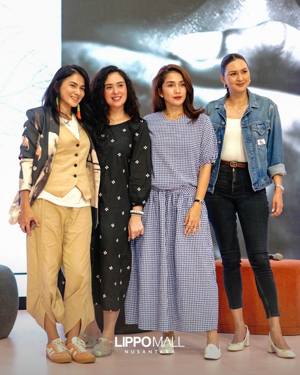 Nova Eliza, Ayu Shita, Ussy Sulistiawaty dan Donna Agnesia dalam acara inspiring talkshow “Perempuan Bergerak, Dunia Berubah” yang digelar Lippo Mall Nusantara.