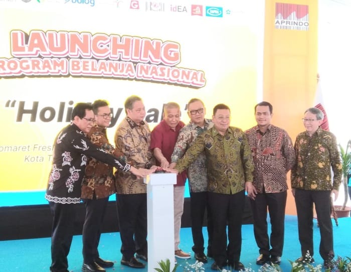Peluncuran program Holiday Sale 2025 di gerai Indomaret Fresh Drive Thru Pahlawan Seribu, BSD City, Tangerang, Jumat (13/6/2025).
