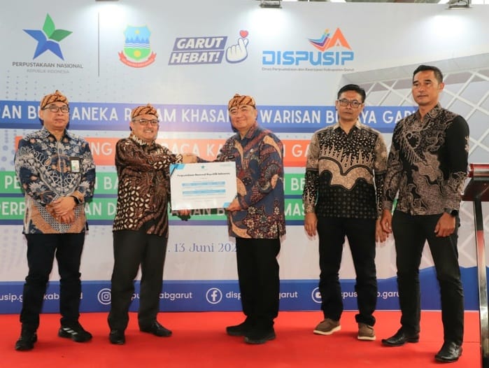 Perpusnas menyerahkan bantuan Bahan Bacaan Bermutu (BBB) ke pemerintah daerah Kabupaten Garut, Jawa Barat, Jumat (13/6/2025).