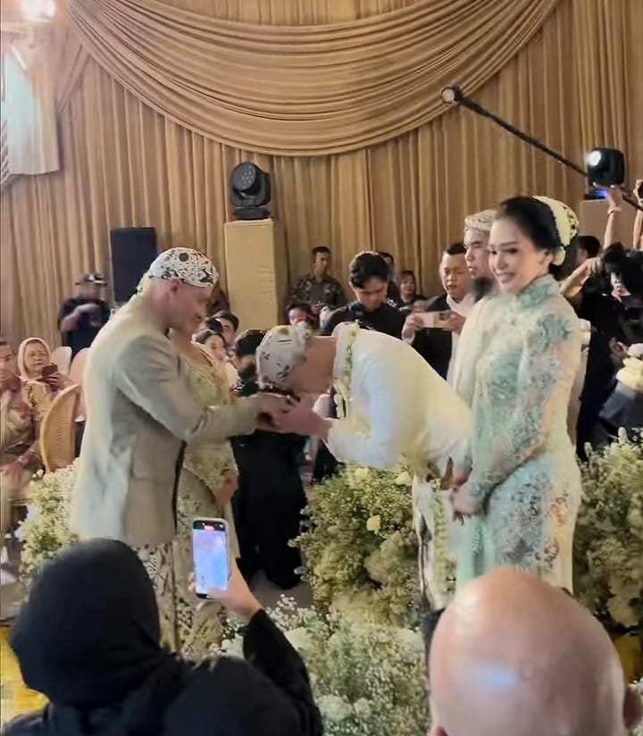 Ahmad Dhani dan Maia Estianty saat mendampingi prosesi pernikahan Al Ghazali dan Alyssa Daguise di Hotel The St Regis, Jakarta Selatan, Senin (16/6/2025).