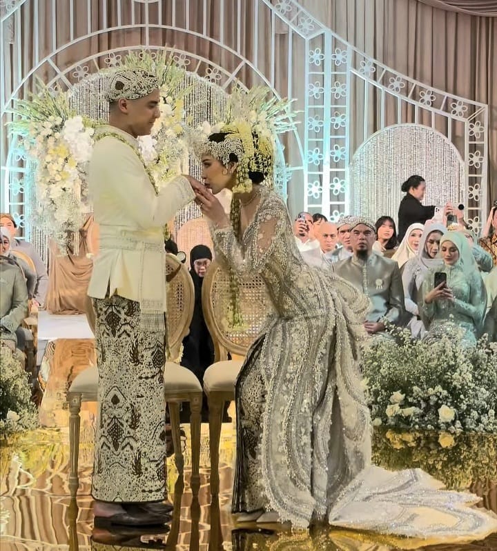 Prosesi pernikahan Al Ghazali dan Alyssa Daguise di Hotel The St Regis, Jakarta Selatan, Senin (16/6/2025).