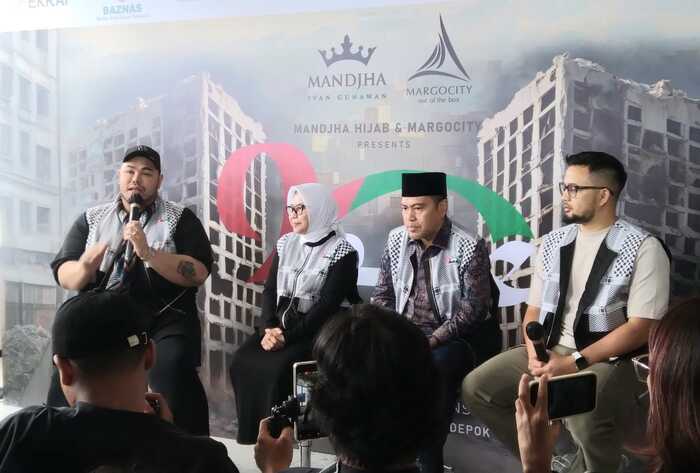 Ivan Gunawan saat jumpa pers gelaran instalasi fesyen bertajuk Love, Hope for Humanity untuk membantu rakyat Palestina di Margo City Depok, Sabtu (21/6/2025).