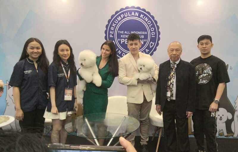 Calista Beatrice bersama Valentina Zupan hendler asal Kroasia, Agus Riyanto hendler asal Indonesia, dan Nanang Hadi Wijaya, Ketua Umum Perkumpulan Kinologi Indonesia (PERKIN), di Ajang Nusatic 2025, ICE BSD, Tangerang, Banten, Jumat, (20/6/2025).