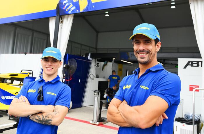 Dua pembalap Lola Yamaha ABT Formula E Team Lucas di Grassi (kiri) dan Zane Maloney (kanan) di ajang balapan Formula E Jakarta E-Prix 2025 di Jakarta International E-Prix Circuit (JIEC), Ancol, Jakarta Utara, Sabtu (21/6/2025). (Foto - YIMM)