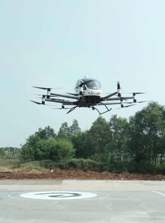 Uji terbang EHang 216-S berpenumpang di PHANTOM Ground Park, PIK 2, Kab. Tangerang, Banten, Rabu (25/6/2025).