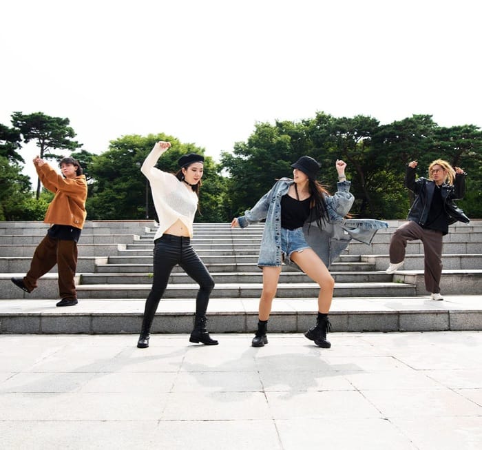 Aktivitas dance adalah salah satu aktivitas kegemaran anak muda yang memberi manfaat kesehatan fisik dan mental. (Foto - Ilja Tulit/Unsplash)