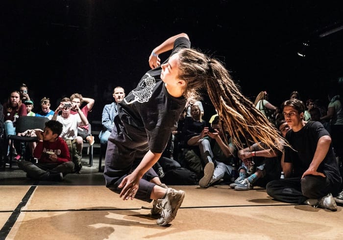 Aktivitas dance adalah salah satu aktivitas kegemaran anak muda yang memberi manfaat kesehatan fisik dan mental. (Foto - Ilja Tulit/Unsplash)