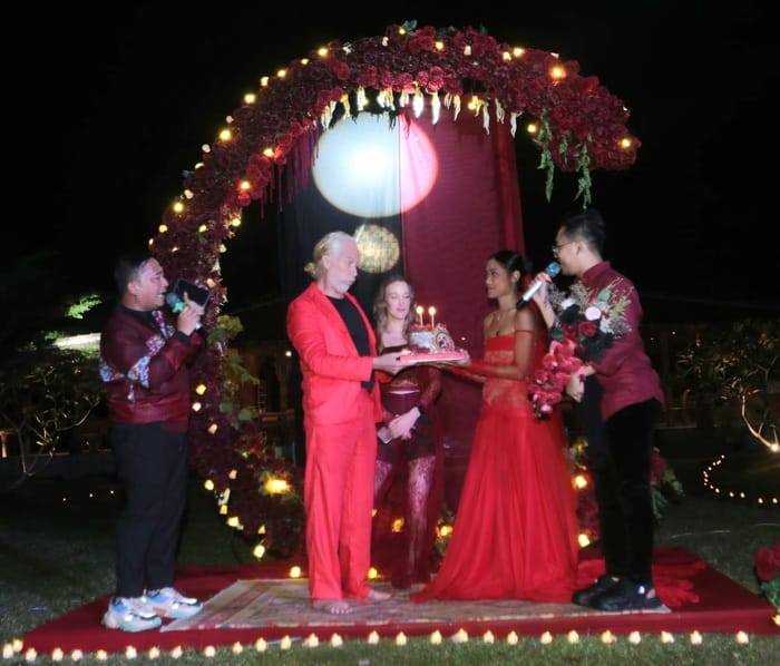 Remigi Rihasalay bersama suami, Andrew James, saat merayakan pesta “Ulang Tahun ke-100” di di Kampung Joglo, Tanjung Lesung, Banten, Sabtu (12/7/2025) malam. (Foto - Rezagrapher)
