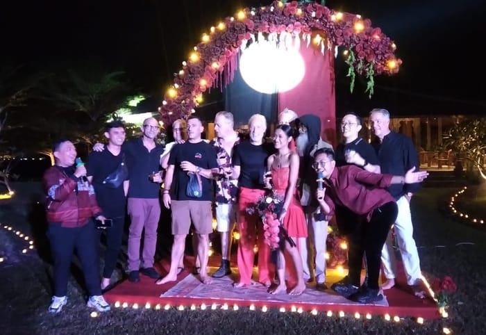 Remigi Rihasalay bersama suami, Andrew James, saat merayakan pesta “Ulang Tahun ke-100” di  di Kampung Joglo, Tanjung Lesung, Banten, Sabtu (12/7/2025) malam. (Foto - Rezagrapher)
