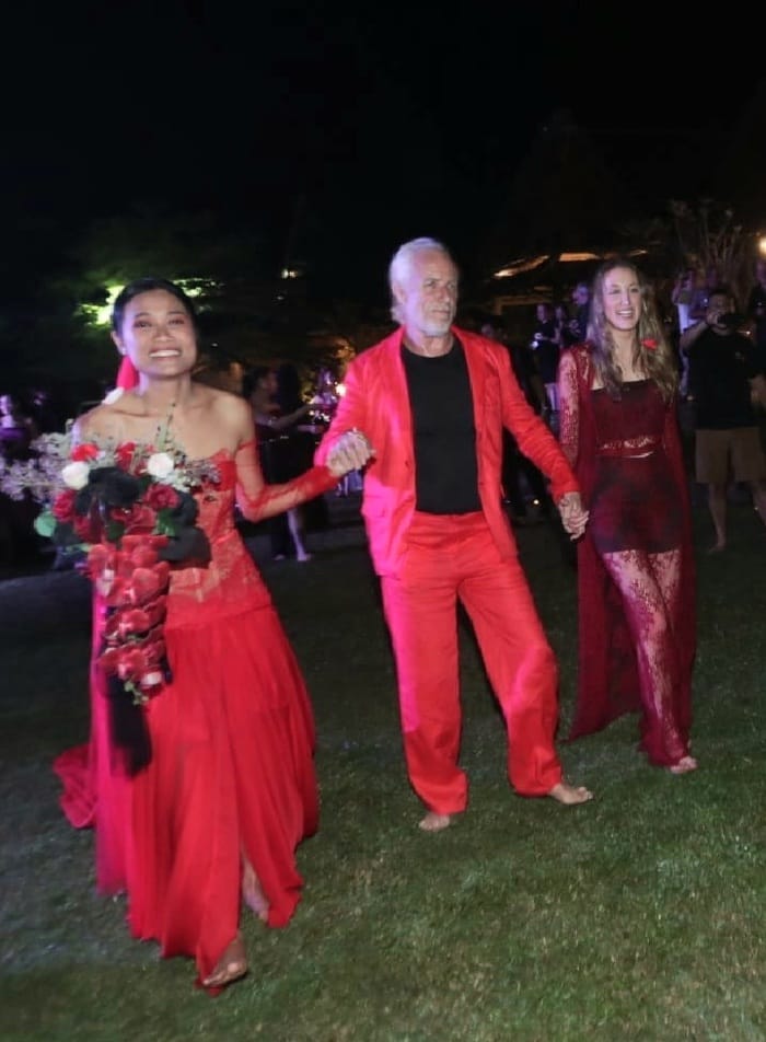 Nina James, putri Andrew James sekaligus anak sambung Remigi Rihasalay di pesta “Ulang Tahun ke-100” kedua orang tuanya di Kampung Joglo, Tanjung Lesung, Banten, Sabtu (12/7/2025) malam. (Foto - Rezagrapher)

