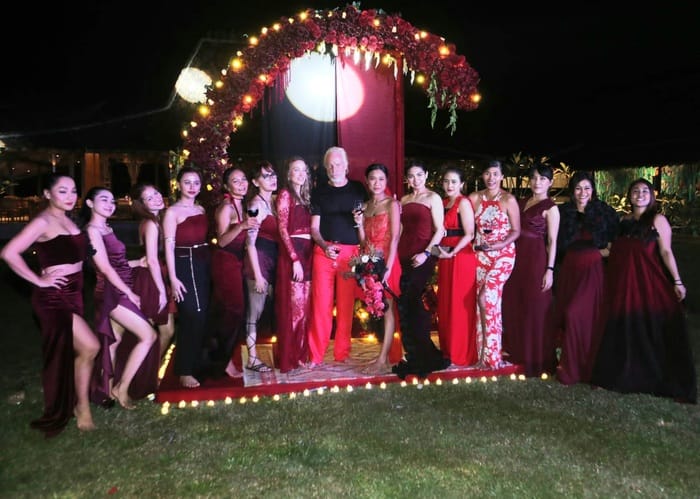 Remigi Rihasalay bersama suami, Andrew James, saat merayakan pesta “Ulang Tahun ke-100” di  di Kampung Joglo, Tanjung Lesung, Banten, Sabtu (12/7/2025) malam. (Foto - Rezagrapher)
