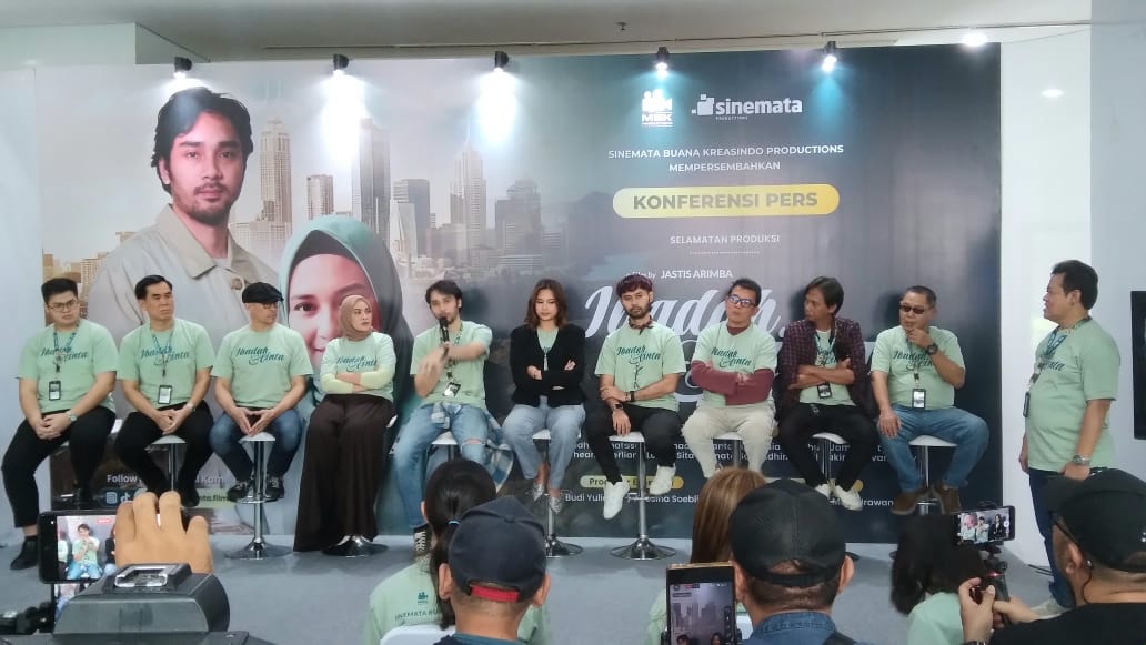 Jumpa pers syukuran produksi film Ibadah dan Cinta (IDC) di Wisma SMR, Sunter, Jakarta Utara, Kamis (17/7/2025).