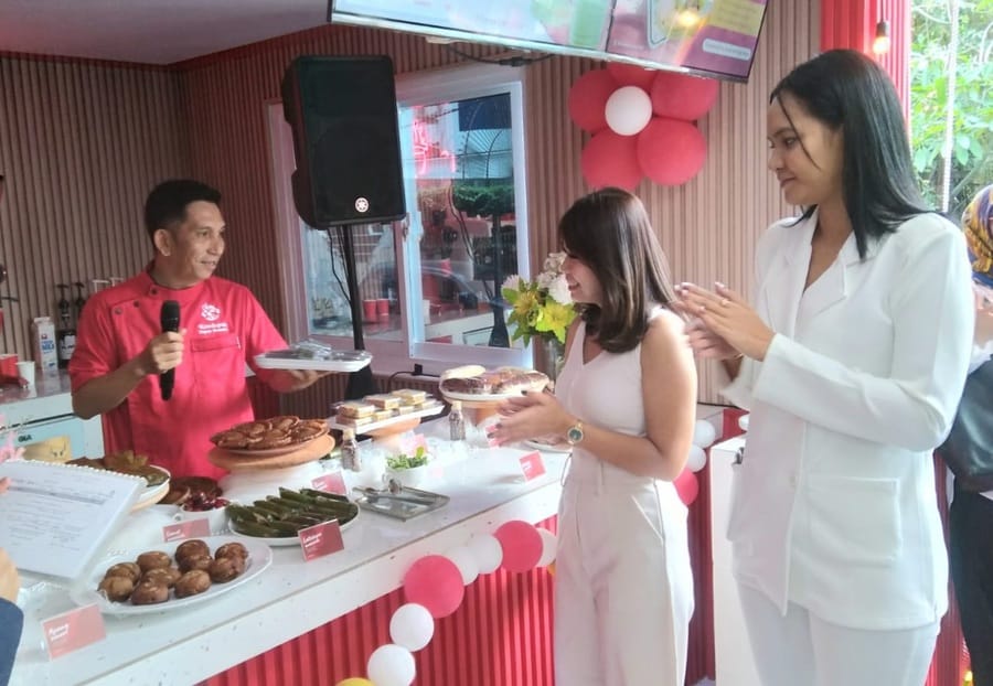 Aneka jajanan tradisional diperkenalkan saat pembukaan perdana Central Kitchen Koedapan Nusantara di Jalan Anggrek Neli Murni Blok A No. 2, Kemanggisan, Jakarta Barat, Minggu (20/7/2025).