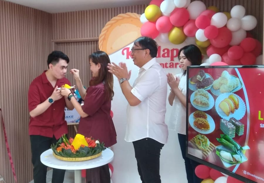 Kenneth Patrick Erungan selaku CEO PT Koedapan Nusantara Group (kiri) bersama orang tua dan adiknya di acara syukuran pembukaan perdana Central Kitchen Koedapan Nusantara di Jalan Anggrek Neli Murni Blok A No. 2, Kemanggisan, Jakarta Barat, Minggu (20/7/2025).