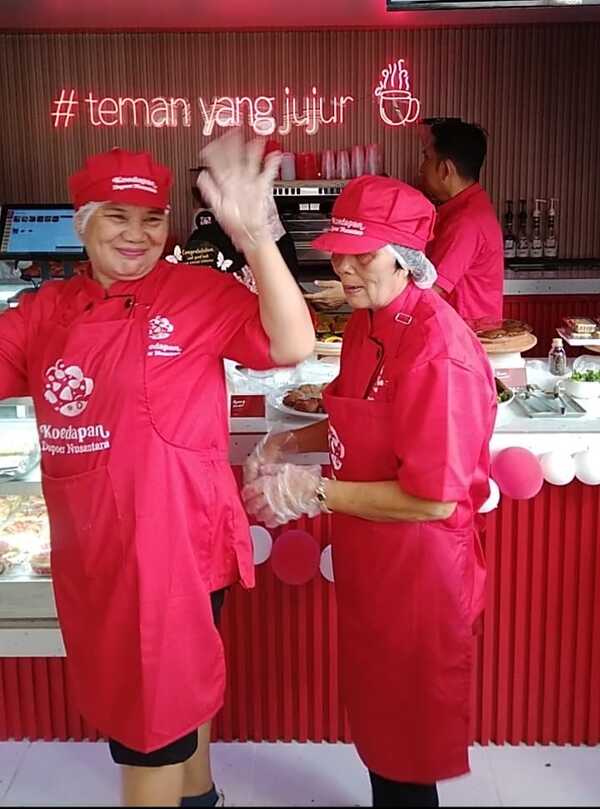 Tangan terampil para โOma-Omaโ yang menjaga resep turun-temurun saat pembukaan perdana Central Kitchen Koedapan Nusantara di Jalan Anggrek Neli Murni Blok A No. 2, Kemanggisan, Jakarta Barat, Minggu (20/7/2025).
