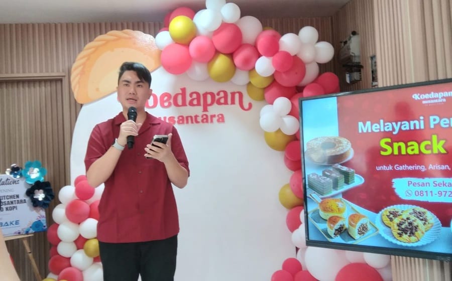 Kenneth Patrick Erungan selaku CEO PT Koedapan Nusantara Group saat pembukaan perdana Central Kitchen Koedapan Nusantara di Jalan Anggrek Neli Murni Blok A No. 2, Kemanggisan, Jakarta Barat, Minggu (20/7/2025).