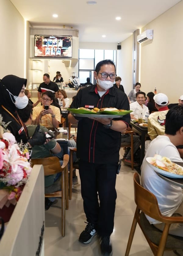 Suasana Cafe & Resto Bolone di Jalan Tebet Timur Dalam Raya No. 57 A, Jakarta Selatan.