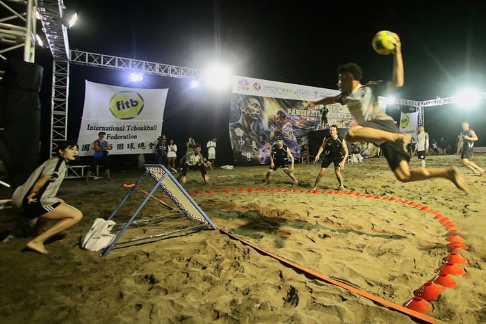 Pemain Indonesia, Isto (kanan) melompat untuk memantulkan bola ke frame untuk mendapatkan poin. (Foto - Umar Widodo)
