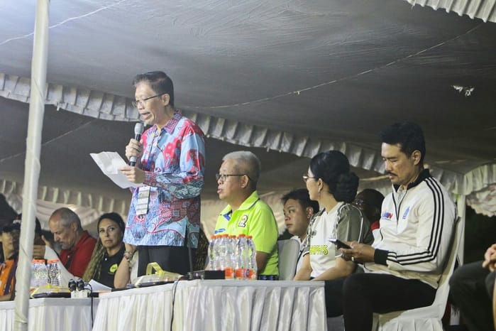 Ketum PTBSI, Paulus Khoe membacakan kata sambutan saat acara pembukaan Kejuaraan Dunia Tchoukball Pantai 2025 di Pantai Seminyak, Bali, Jumat (8/8/2025). (Foto - Umar Widodo)
