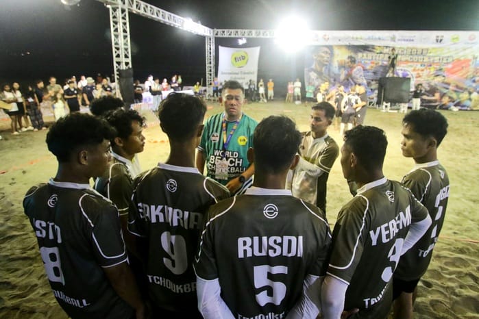 Erwin Suwangto (tengah) Pelatih Tchoukball Tim Putra Indonesia sedang memberikan arahan ke para pemain. (Foto - Umar Widodo)