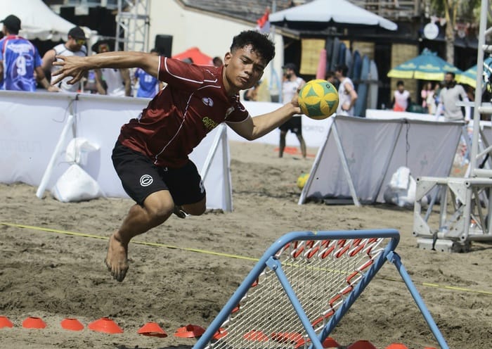 Aksi pemain Tchoukball Pantai Indonesia saat mengalahkan tim Cina. (Foto - Umar Widodo)