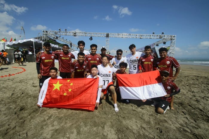 Tim putra Tchoukball Pantai Indonesia foto bersama tim putra Cina usai pertandingan di Pantai Seminyak, Bali. (Foto - Umar Widodo)