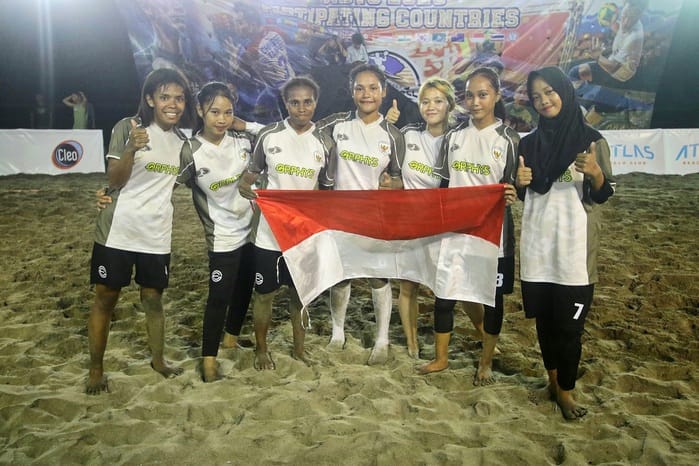 Timnas putri Tchoukball Indonesia yang mendapat dukungan dari Orphys usai memenangkan pertandingan lawan Tim Bangladesh pada Kejuaraan Dunia Tchoukball Pantai 2025 di Pantai Seminyak, Bali, 7-10 Agustus 2025. (Foto - Umar Widodo)