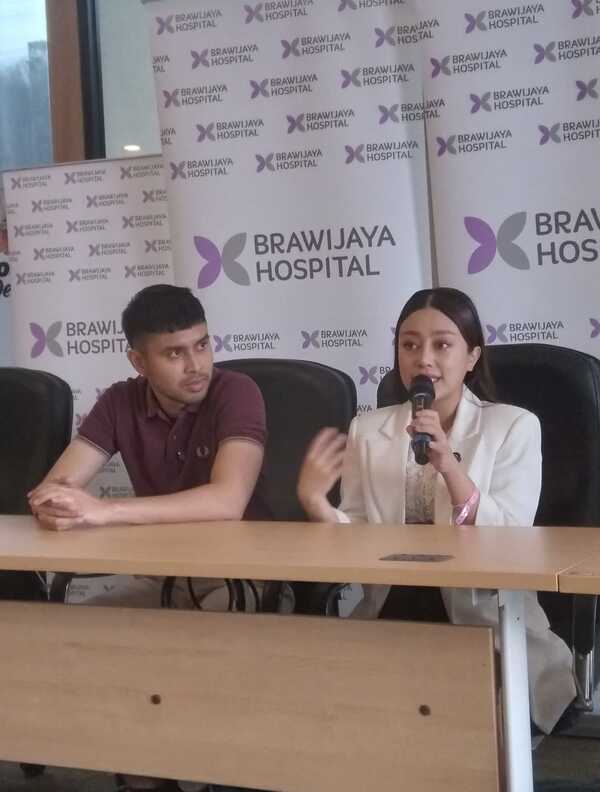 Tasya Revina bersama suaminya, Arjuna Dewanto saat jumpa pers kelahiran anak pertama mereka sekaligus perilisan single Dua Garis Bahagia di Brawijaya Hospital, Kebayoran Baru, Jakarta Selatan, Minggu (10/8/2025). 
