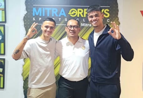 Dr. I Gusti Made Febry Siswanto, Sp.OT(K) bersama dua pemain timmas sepakbola Indonesia Mees Hilgers (kanan) dan Eliano Reijnders saat Medical Check Up (MCU) di MOSC RS Mitra Keluarga Cibubur. (Foto - Istimewa)