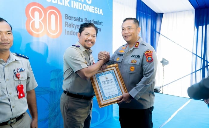 Kepala Kantor Wilayah Badan Pertanahan Nasional Provinsi Kepulauan Riau, Nurus Sholichin menerima penghargaan dari Kapolda Kepulauan Riau, Irjen. Pol. Asep Safrudin. (Foto - Istimewa)