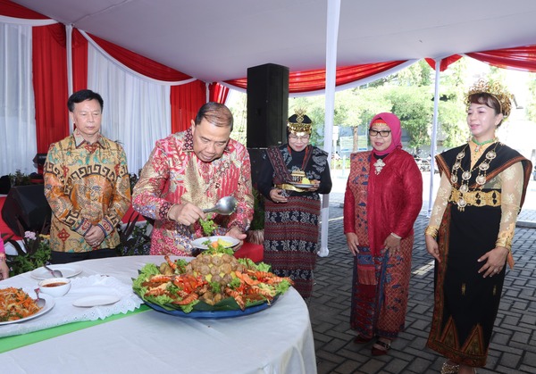 Potong tumpeng di acara syukuran Ulang Tahun ke-63 Yayasan Kesehatan Sumber Waras (YKSW) yang menaungi Rumah Sakit Sumber Waras di Jakarta, Minggu (17/8/2025). (Foto - Umar Widodo)

