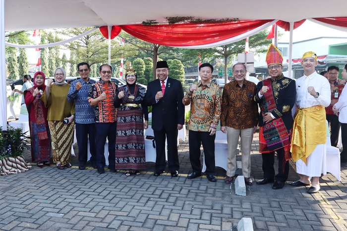 Foto bersama selepas upacara bendera Hari Ulang Tahun ke-80 Republik Indonesia di acara syukuran Ulang Tahun ke-63 Yayasan Kesehatan Sumber Waras (YKSW) yang menaungi Rumah Sakit Sumber Waras di Jakarta, Minggu (17/8/2025). (Foto - Umar Widodo)

