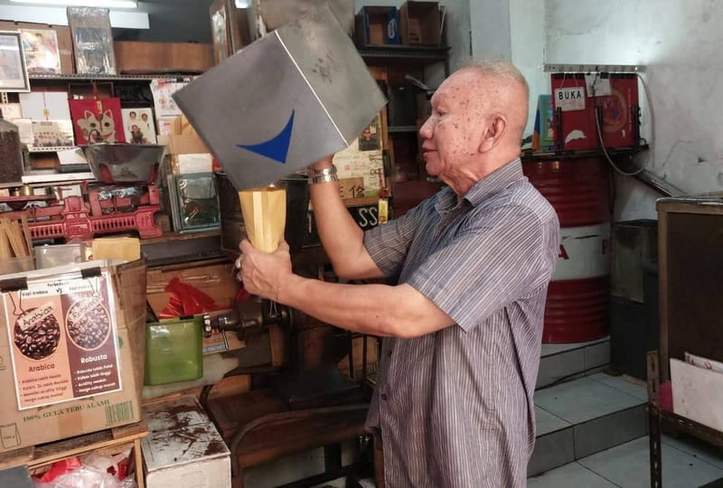 Warung kopi giling milik Koh Yi Lun di Jl. Srikaya, Gondangdia, Menteng, Jakarta Pusat. (Foto - Herman Wijaya)