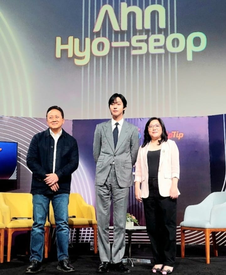 Aktor asal Korea, Ahn Hyo-seop bersama Rusmiyati Djajaseputra selaku Direktur SCM dan Triawan Munaf selaku President Commissioner TipTip. (Foto – Istimewa)
