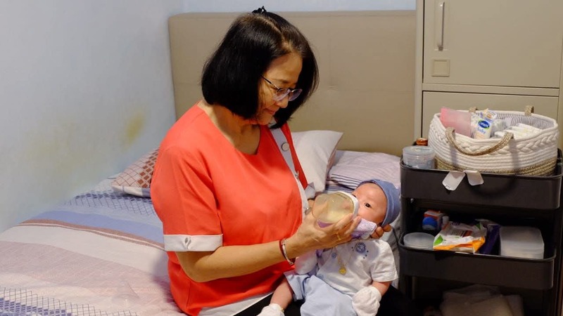 May Fong (63 tahun), warganegara Malaysia, yang berprofesi merawat bayi dan perempuan yang baru melahirkan. (Foto - Herman Wijaya)