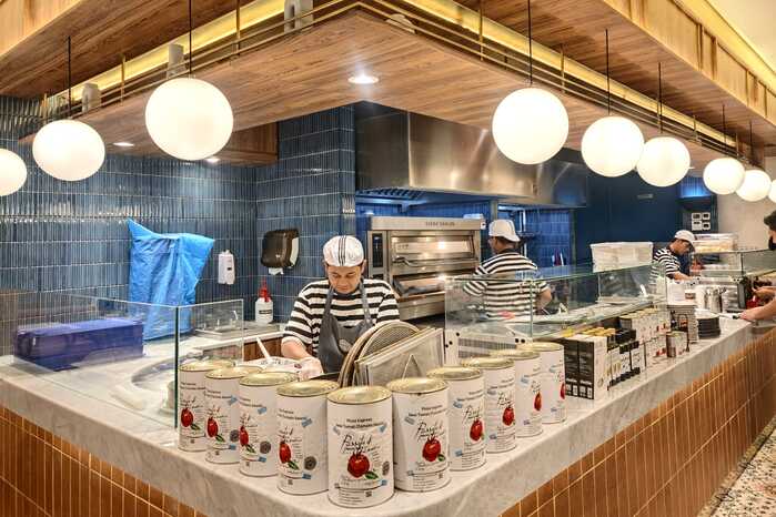 Gerai Pizza Marzano di lantai 2 Beachwalk Shopping Center, Kuta, Bali. (Foto - MAP Boga Adiperkasa)