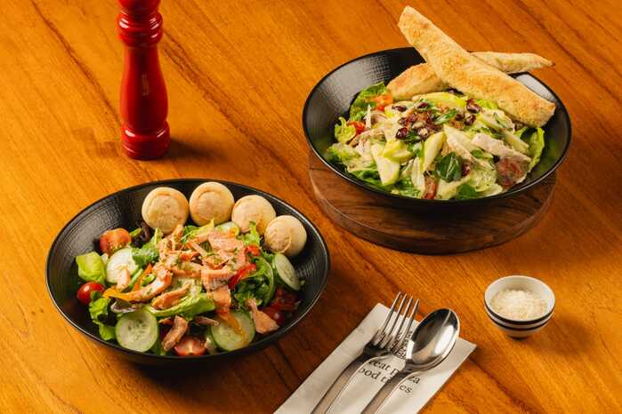Menu Roasted Salmon Salad dan Chicken & Aple Salad di gerai Pizza Marzano. (Foto - MAP Boga Adiperkasa)

