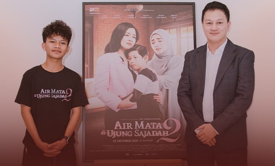 Farel Prayoga bersama Ronny Irawan, produser film Air Mata di Ujung Sajadah 2. (Foto - Beehave Pictures)