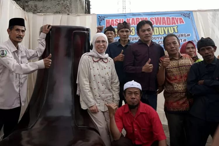 Anggota Komisi X DPR RI, Melly Goeslaw (ketiga dari kiri), saat kunjungan kerja ke RW 3 Cibaduyut, Bandung, Jawa Barat baru-baru ini. (Foto - Istimewa)