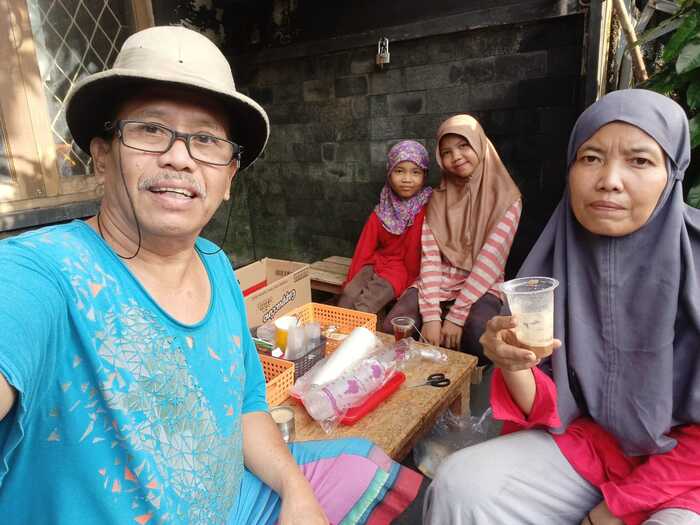 Eddie Karsito, Pendiri Yayasan Humaniora Rumah Kemanusiaan, saat melayani pemulung sarapan di warung kopi dan mie instan gratis, di Perumahan Kranggan Permai Jatisampurna, Kota Bekasi, Jumat (12/09/2025).