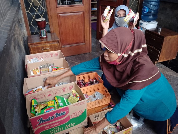 Warung kopi dan mie instan gratis yang dikelola Yayasan Humaniora Rumah Kemanusiaan di Perumahan Kranggan Permai Jatisampurna, Kota Bekasi.