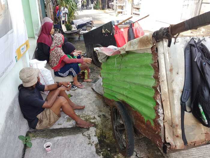 Para pemulung di warung kopi dan mie instan gratis yang dikelola Yayasan Humaniora Rumah Kemanusiaan di Perumahan Kranggan Permai Jatisampurna, Kota Bekasi.