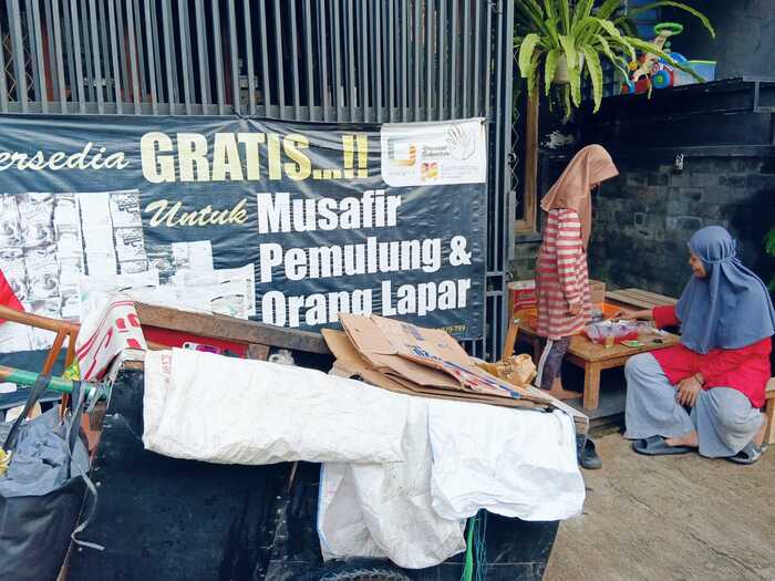 Warung kopi dan mie instan gratis yang dikelola Yayasan Humaniora Rumah Kemanusiaan di Perumahan Kranggan Permai Jatisampurna, Kota Bekasi.