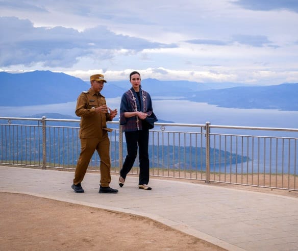 Menteri Pariwisata (Menpar) Widiyanti Putri Wardhana saat meninjau Danau Toba, Sumatra Utara. (Foto - Dok. Kemenpar)
