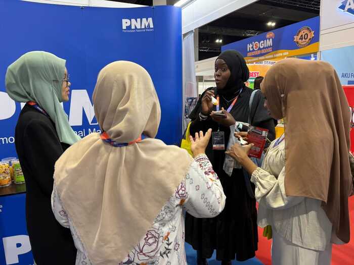 Lina Marlina, pelaku usaha manisan terong ungu, binaan PT Permodalan Nasional Madani (PNM), saat mengikuti ajang Malaysia International Halal Showcase (MIHAS) 2025 yang digelar di Malaysia International Trade and Exhibition Centre (MITEC), Kuala Lumpur, pada 17–20 September 2025. (Foto - Istimewa).