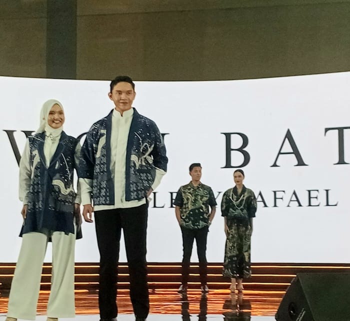 Wou Batik by Leny Rafael saat diperagakan di event Jakarta International Investment, Trade, Tourism, Small and Medium Enterprise Expo (JITEX) 2025, di Jakarta Convention Centre (JCC), Senayan, Jakarta, Kamis (18/9/2025). (Foto - Istimewa)