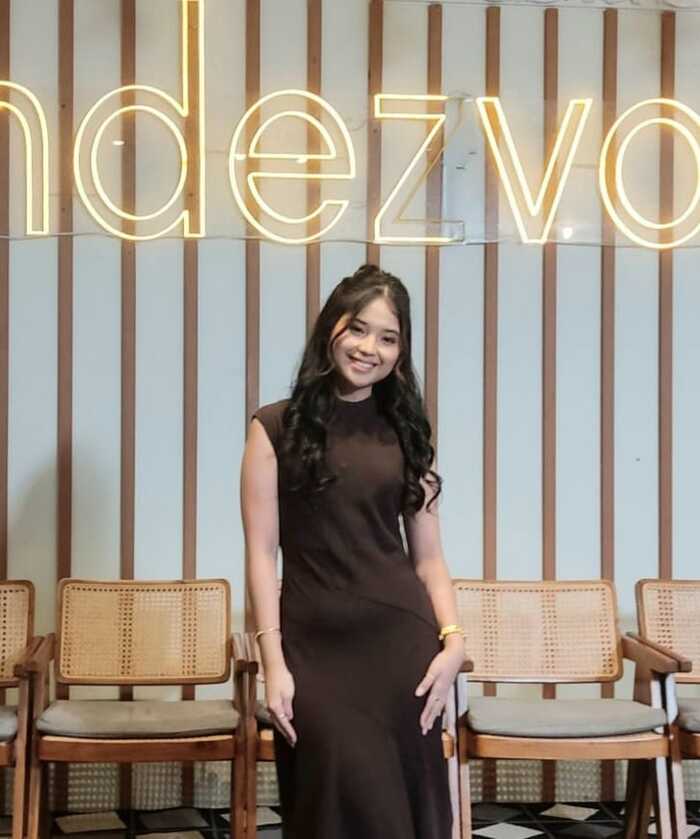 Dinda Putri saat jumpa pers peluncuran single kedua bertajuk Berlalu di Rendezvoo Coffee & Eatery, Cipete Utara, Kebayoran Baru, Jakarta Selatan, Jumat (19/10/2025). (Foto - Istimewa)