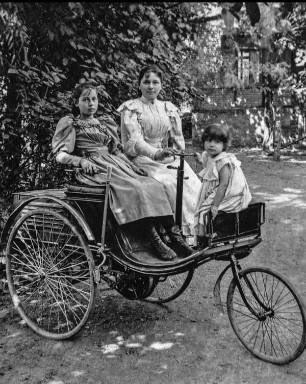 Bertha Benz saat mengendarai prototipe Benz Velo pada tahun 1893. (Foto - @mercedez-benzmuseum)